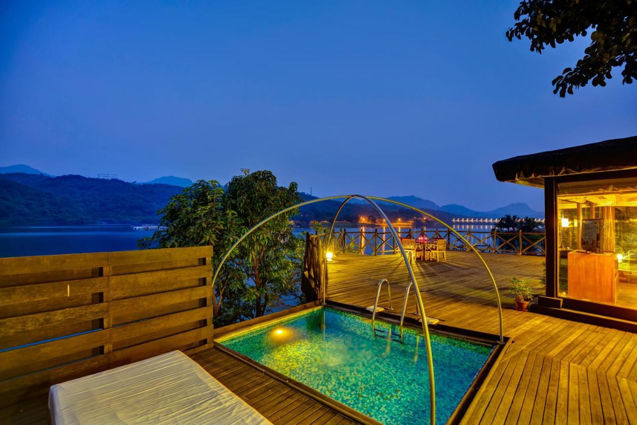 فندق أمبابي فالي سيتي لونافالا الغرفة الصورة The swimming pool at the hotel